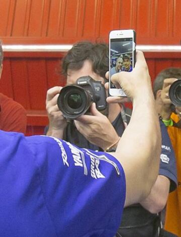 Andrés Iniesta visita los boxes de Yamaha y Honda