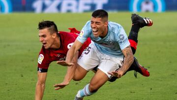 Lucas Olaza se cae al suelo tras chocar con Martin Valjent durante el partido entre el Mallorca y el Celta.