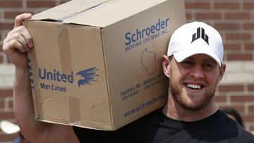 000XXXXXA. Houston (United States), 03/09/2017.- Houston Texans defensive end J.J. Watt holds a box of relief supplies on his shoulder while handing them out to people impacted by Hurricane Harvey, in Houston, Texas, USA, 03 September 2017. Watt's Hurricane Harvey Relief Fund has raised more than $18 million to date to help those affected by the storm. (Estados Unidos) EFE/EPA/Brett Coomer / POOL