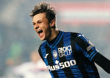 3 Central: Giorgio Scalvini (Atalanta, 20 años)
Italia lleva ya tiempo buscando al sustituto de los Chiellini, Bonucci, y compañía, y parece que, de repente, ha aparecido un oasis en mitad del desierto. Se trata de Scalvini, uno de los mejores centrales del Calcio, que es importante no, importantísimo para Gasperini. Tanto lo es que el CIES le da un 927% de experiencia de juego. Este jugador ya ha sido pretendido por algunos grandes de Europa, incluso por el Real Madrid.