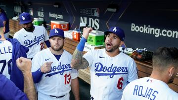 Los Angeles (Usa), 10/10/2023.- Los Angeles Dodgers third baseman Max Muncy (L) and Los Angeles Dodgers left fielder David Peralta (R) get hyped up before the start of the first inning of game two of the Major League Baseball (MLB) National League Division Series playoffs between the Arizona Diamondbacks and the Los Angeles Dodgers at Dodger Stadium in Los Angeles, California, USA, 09 October 2023. The Division Series is the best-of-five games. EFE/EPA/CAROLINE BREHMAN
