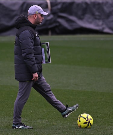 José Alberto: “¿Fichar lateral derecho? Estoy súper contento con la plantilla”