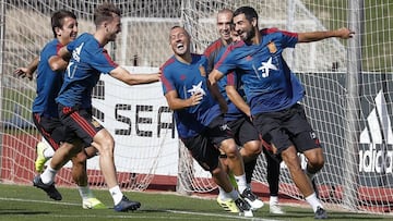 Dos veteranos, Santi Cazorla y Albiol, disfrutan con Oyarzabal, Fabián, Bernat y Pau en el entrenamiento en Las Rozas.
