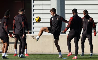 Kike Salas durante el entrenamiento de esta mañana en Sevilla. 