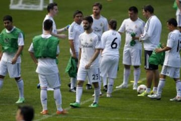 Marcelo, Pepe, Jesé, Morata, Isco, Varane, Xabi Alonso, y Diego López dieron un clinic a algunos aficionados que pudieron pisar el césped del Bernabéu.