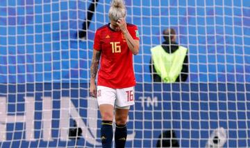 La jugadora de la selección española femenina de fútbol, María León, reacciona al finalizar el partido del mundial que han disputado este miércoles contra la selección alemana en el Stade du Hainaut.