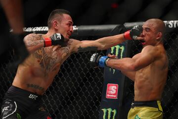 Max Holloway y José Aldo durante el combate.