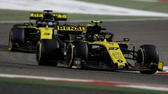 BAHRAIN, BAHRAIN - MARCH 31: Nico Hulkenberg of Germany driving the (27) Renault Sport Formula One Team RS19 leads Daniel Ricciardo of Australia driving the (3) Renault Sport Formula One Team RS19 on track during the F1 Grand Prix of Bahrain at Bahrain International Circuit on March 31, 2019 in Bahrain, Bahrain. (Photo by Charles Coates/Getty Images)