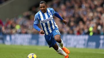 El colombiano José Izquierdo en acción en el juego entre Brighton y Arsenal por Premier League