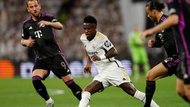 Vinicius se mete entre Kane y Sané durante el partido jugado entre el Bayern y el Real Madrid en el estadio Santiago Bernabéu.