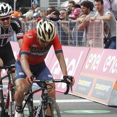 Yates flojea, Dumoulin le quita 28" y deja el Giro muy abierto