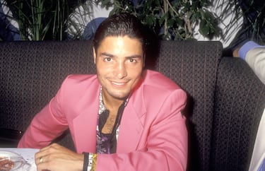 Elmer Figueroa Arce, conocido mundialmente como Chayanne, mote que le dio su madre, que era gran fan de la serie Cheyenne. En los años 80 comienza su carrera musical que compagina con la interpretación. En los años 90 vira su carrera a una imagen más atrevida. En 1998 saca su álbum "Atado a tu amor" que le daría fama mundial con canciones que alcanzaron el número 1 en diferentes países como "Salomé",  y las baladas «Lo dejaría todo» y «Atado a tu amor»