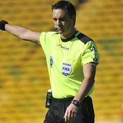 Así es Loustau, el polémico árbitro del duelo Ecuador vs Chile