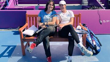 Garbi&ntilde;e Muguruza posa junto a Conchita Mart&iacute;nez durante un entrenamiento para el torneo de Doha.