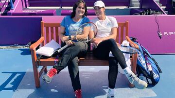 Garbi&ntilde;e Muguruza posa junto a Conchita Mart&iacute;nez durante un entrenamiento para el torneo de Doha.