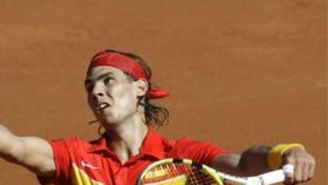 Nadal realizando un saque durante el partido