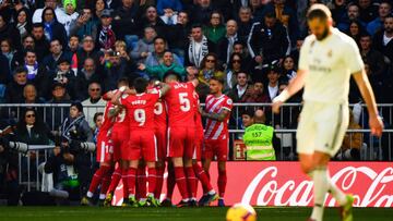 Los jugadores del Girona celebran uno de sus goles al Madrid.