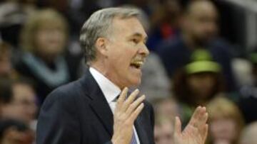El director técnico de Lakers, Mike D'Antoni, da instrucciones a sus jugadores durante un partido.