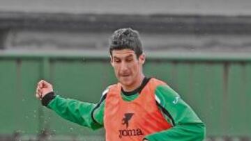 <b>A PARES. </b>Las bajas de Oriol y Moratón pueden complicar el centro de la cobertura racinguista.