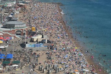 La playa de Brighton, a primeros de agosto.