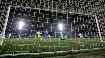 1-1. Tras varios centros al rea del Barcelona, Couba da Costa remata el ltimo, desva I?aki Pe?a con la mano y Mauro Arambarri atento marca el gol del empate.