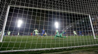 1-1. Tras varios centros al área del Barcelona, Couba da Costa remata el último, desvía Iñaki Peña con la mano y Mauro Arambarri atento marca el gol del empate.
