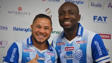 Pablo Armero junto a Madson posando con la camiseta del Centro Sportivo Alagoano, su nuevo club en Brasil.