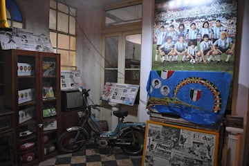 Visitamos la casa en la que vivió el astro argentino durante su etapa como futbolista del Argentinos Juniors (1978-1980) en el barrio de La Paternal en Buenos Aires. La vivienda se ha convertido en un curioso museo.  