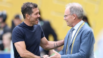 Diego Simeone y Brian Schmetzer se saludan antes del partido entre Atlético de Madrid y Seattle Sounders en el Mundial de Clubes 2025.