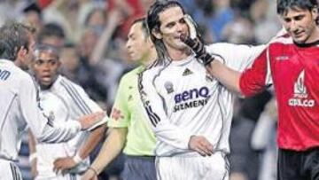 <b>ENTRE EL PATO Y EL ÁRBITRO.</b> El Madrid se estrelló contra el Pato Abbondanzieri, aunque no tuvo su mejor noche, y especialmente contra Teixeira Vitienes, que perjudicó a los blancos. En la imagen, el guardameta del Getafe bromea con su compatriota Gago. Ambos coincidieron en Boca.