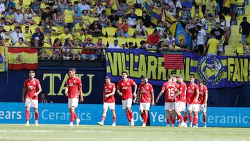 Los jugadores de Las Palmas celebran u no de sus goles.