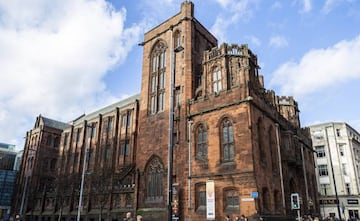 La John Rylands Library, biblioteca a la que fue Pep a estudiar a algunos rivales y en la que, se dice, se inspiran muchos escenarios de Harry Potter.