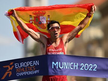 El murciano Miguel ?ngel L¨®pez (34 a?os) ha conseguido el oro en los 35 km marcha en el Europeo disputado en la capital alemana.