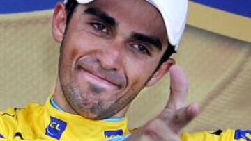 Contador arrebata el maillot amarillo a Schleck