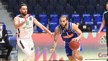 Cobbs conduce el balón ante la presencia de Francis Alonso.