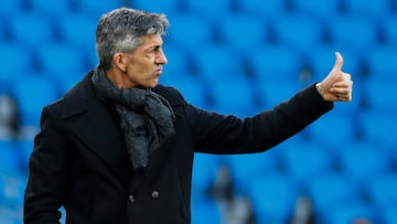 SAN SEBASTIÁN, 10/12/2022.- El entrenador de la Real Sociedad, Imanol Alguacil, durante el partido de fútbol amistoso que han disputado ante el Rayo Vallecano este sábado en el Reale Arena de San Sebastián. EFE/ Javier Etxezarreta
