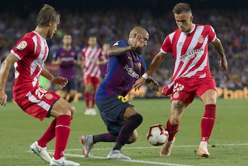 El chileno jugó desde la partida ante Girona, aportó con una asistencia en el gol de Lionel Messi, pero fue reemplazado en el complemento. El duelo terminó 2-2.