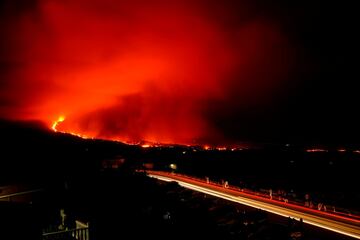 Las autoridades han mantenido a unas 3.500 personas confinadas hasta la por la nube tóxica generada por el contacto de la colada con una cementera. Según el último informe del Instituto Geográfico Nacional, se han registrado un total de 64 movimientos sísmicos en la zona de La Palma, de los cuales seis se hicieron notar en la localidad insular
