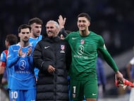 Soccer Football - UEFA Champions League - Round 16 - Second Leg - Tottenham Hotspur v Atletico Madrid - Tottenham Hotspur Stadium, London, Britain - March 18, 2026 Atletico Madrid's Alex Baena, Antoine Griezmann and Juan Musso celebrate after the match REUTERS/David Klein