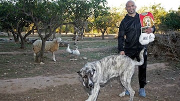 Kiko Mart&iacute;nez posa junto a uno de sus perros, Oreo, su oveja Copito y sus dos ocas.