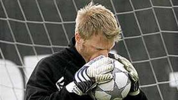 <B>CONCENTRADO.</B> Kahn se entrena con el máximo de concentración, consiente de la importancia del choque contra el Real Madrid.