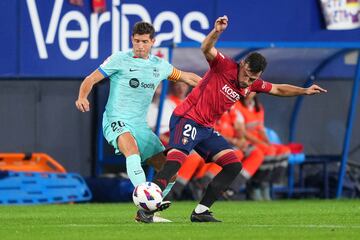 Sergi Roberto y José Arnáiz pugnan un balón dividido.