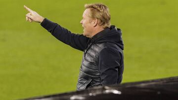 Barcelona's head coach Ronald Koeman gestures during the Spanish La Liga soccer match between RC Celta and FC Barcelona in Vigo, Spain, Thursday, Oct. 1, 2020. (AP Photo/Lalo R. Villar)