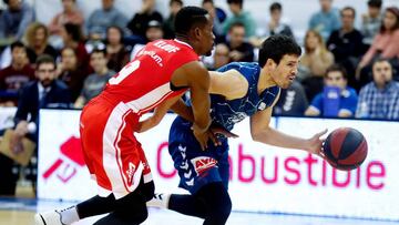 GRAF3825. SAN SEBASTIÁN, 08/12/2018.- El base del Delteco GBC Dani Perez (d) se escapa del base del UCAM Murcia Charlon Kloof, durante el partido de la jornada 11 de la Liga ACB de baloncesto que se disputa hoy en la cancha de Illumbe, en San Sebastián. EFE/Juan Herrero.