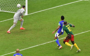 Así marcó Aboubakar el gol de triunfo de Camerún.