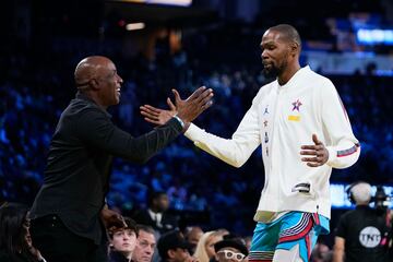 Kevin Durant junto a Barry Bonds, exbeisbolista que jug en las Grandes Ligas de Bisbol durante 22 temporadas.