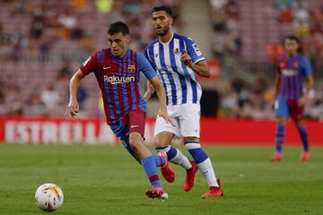 Pedri conduce el esférico delante de Mikel Merino.