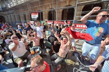 Bilbao ya acoge a los primeros aficionados del Tottenham y Manchester United, que disputarán la final de la Europa League en San Mamés. La ciudad vive un ambiente vibrante, con la final como protagonista en calles.