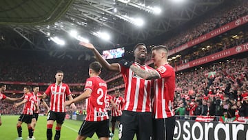 BILBAO, 29/02/2024.- El delantero del Athletic Club Iñaki Williams (2d) celebra su gol, primero del equipo vasco, durante el partido de vuelta de semifinales de la Copa del Rey que Athletic Club de Bilbao y Atlético de Madrid disputan este jueves en el estadio de San Mamés, en Bilbao. EFE/Luis Tejido
