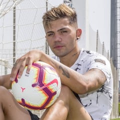 "Tengo los pies rotos de tanto jugar descalzo en la calle"